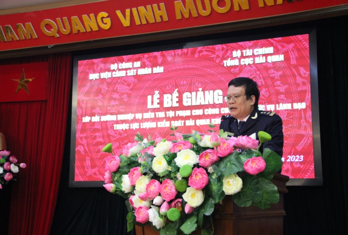 Đồng chí Nguyễn Hồng Phong, Phó Hiệu trưởng trường Hải quan Việt Nam, Tổng cục Hải quan phát biểu tại lễ bế giảng