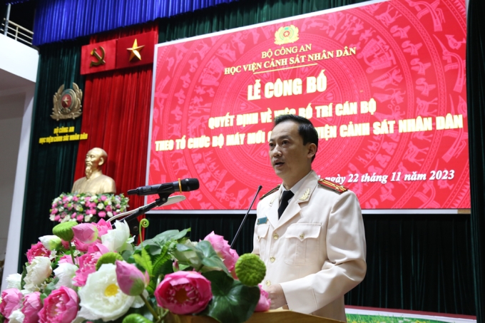 Thượng tá, TS Cao Hoàng Long, Giám đốc Trung tâm Bồi dưỡng kiến thức quốc phòng và an ninh phát biểu tại buổi lễ