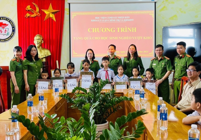 Các em học sinh nghèo vượt khó trường Tiểu học Phong Thủy nhận quà tại chương trình
