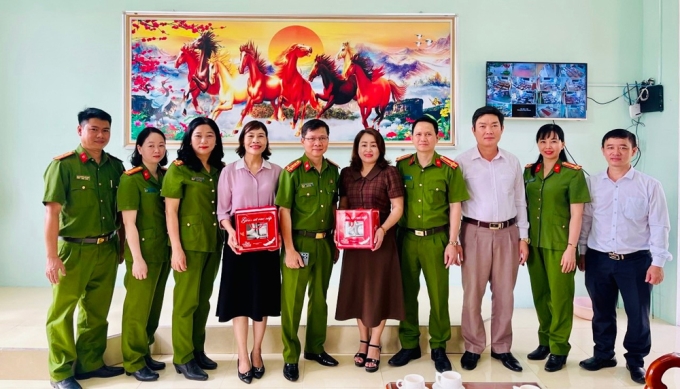 Đoàn thăm hỏi các thầy cô giáo đang công tác tại xã Lộc Thủy và Phong Thủy