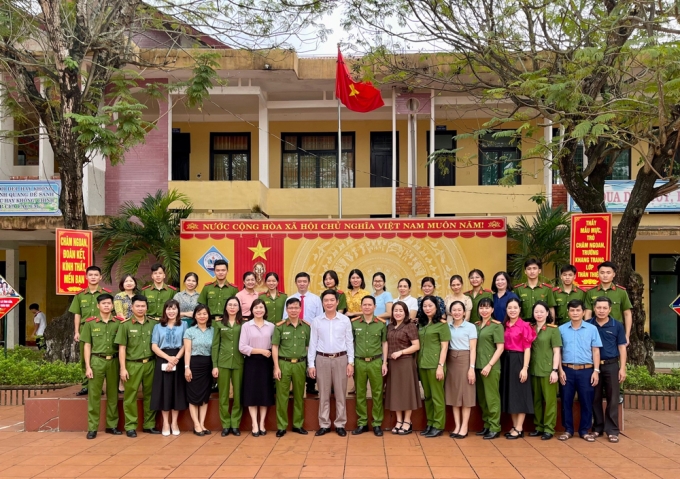 Đoàn chụp ảnh lưu niệm cùng các đồng chí cán bộ, giảng viên, học viên khóa D48, các thầy, cô giáo đang công tác tại xã Lộc Thủy và Phong Thủy