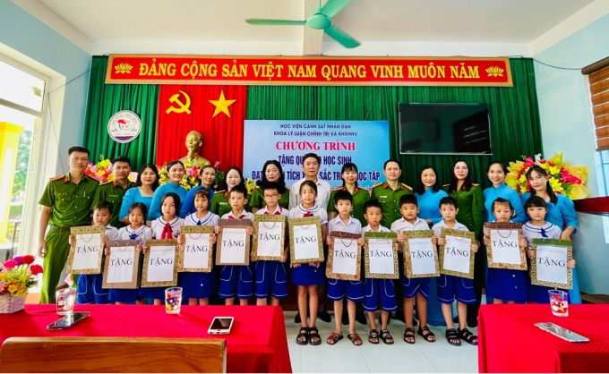Khoa LLCT &amp; KHXHNV tặng quà học sinh nghèo vượt khó trường Tiểu học Lộc Thủy