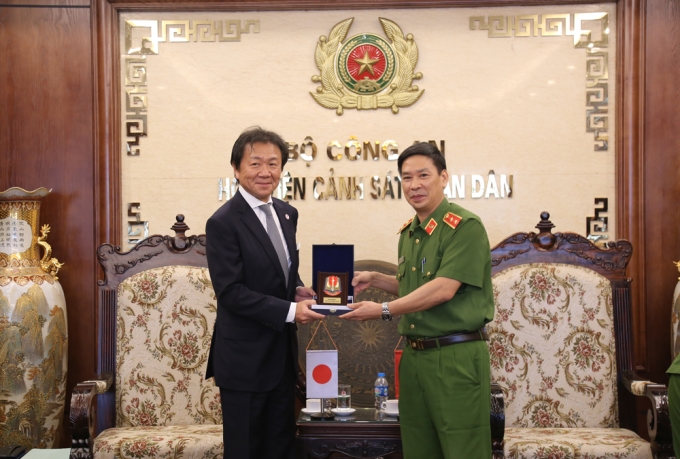 Trung tướng, GS. TS Trần Minh Hưởng, Giám đốc Học viện tặng quà lưu niệm cho đoàn Ủy ban Công an Quốc gia Nhật Bản