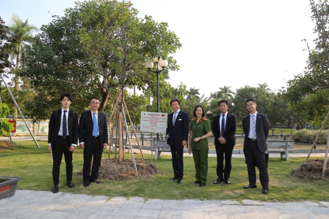 Đoàn chụp ảnh lưu niệm tại khu vực trồng cây hoa anh đào do Đại sứ quán Nhật Bản tại Việt Nam trao tặng Bộ Công an