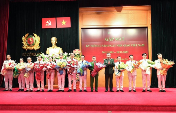 Bộ trưởng Tô Lâm tặng hoa chúc mừng Cục Đào tạo và các trường, học viện CAND nhân dịp kỷ niệm 41 năm Ngày Nhà giáo Việt Nam.