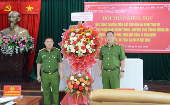 Đại tá Nguyễn Văn Tăng- Phó Giám đốc Công an TP Đà Nẵng tặng lẳng hoa chúc mừng hội thảo