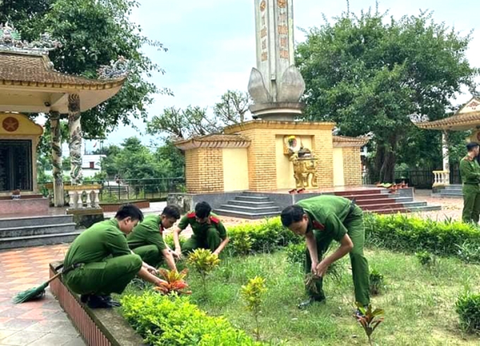 Sinh viên Học viện Cảnh sát nhân dân tham gia làm vệ sinh tại các khu di tích, nghĩa trang liệt sĩ trên địa bàn huyện Lệ Thủy.