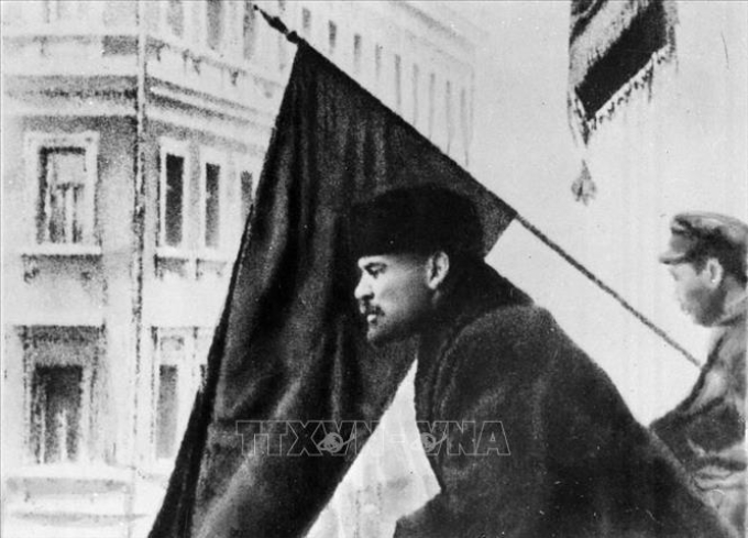 Từ trên trụ sở Xô Viết (Moskva), Vladimir Ilyich Lenin nói chuyện với Hồng quân trước giờ lên đường chiến đấu (16/10/1919). Ảnh: Tư liệu TTXVN