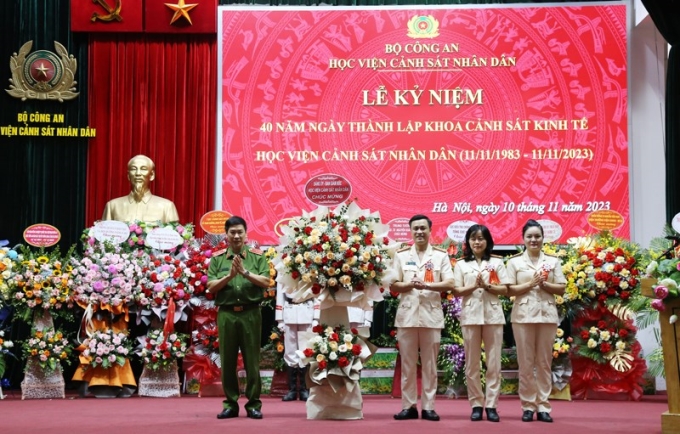 Trung tướng, GS.TS Trần Minh Hưởng, Giám đốc Học viện tặng hoa chúc mừng Khoa Cảnh sát kinh tế