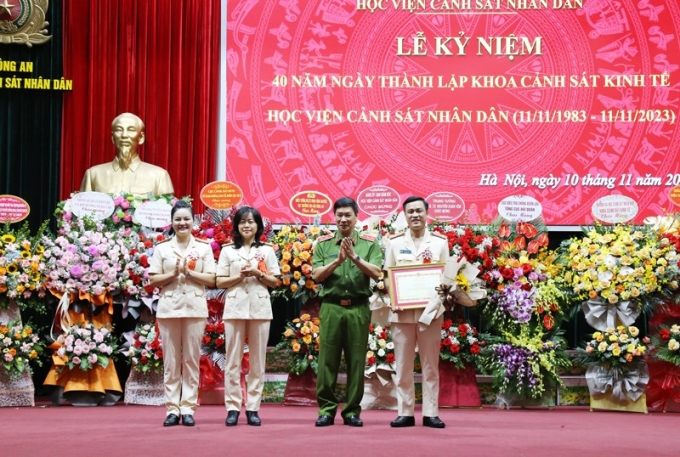Trung tướng, GS.TS Trần Minh Hưởng trao tặng Bằng khen của Bộ trưởng Bộ Công an cho tập thể Khoa CSKT vì đã có thành tích xuất sắc trong công tác giáo dục, đào tạo, góp phần bảo vệ an ninh quốc gia và bảo đảm TTATXH