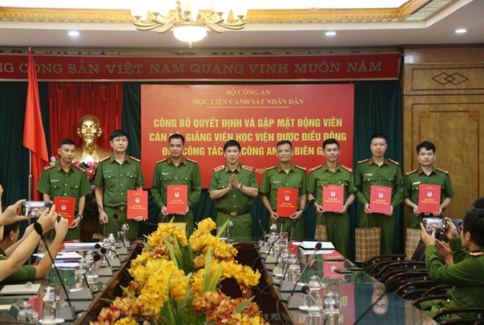 Trung tướng, GS.TS Trần Minh Hưởng, Giám đốc Học viện trao quyết định điều động công tác cho 15 cán bộ, giảng viên