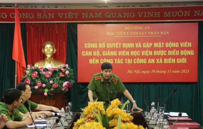 Trung tướng, GS.TS Trần Minh Hưởng, Giám đốc Học viện phát biểu giao nhiệm vụ cho 15 cán bộ, giảng viên