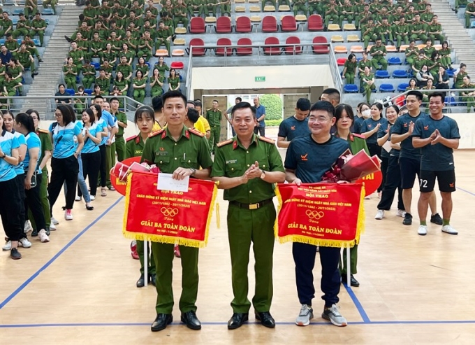 Đại tá, TS. Nguyễn Đăng Sáu - Phó Giám đốc Học viện trao giải cho các đội tuyển tham dự