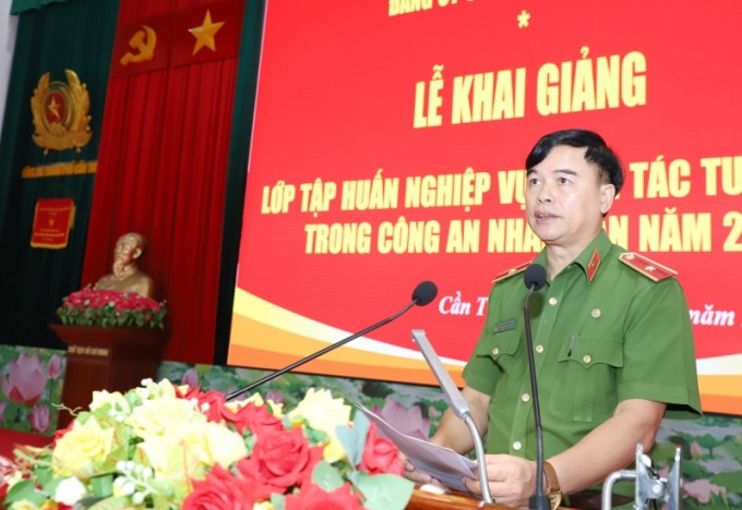 Thiếu tướng, GS.TS Nguyễn Đắc Hoan, Phó Giám đốc Học viện CSND phát biểu khai giảng lớp tập huấn.