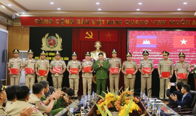 Trung tướng, GS.TS Trần Minh Hưởng, Giám đốc Học viện trao chứng chỉ hoàn thành lớp bồi dưỡng cho các học viên