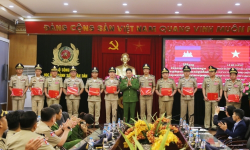 Bế giảng lớp bồi dưỡng công tác lãnh đạo cấp Cục và tương đương cho cán bộ Bộ Nội vụ Vương quốc Campuchia, khóa 3 năm 2023