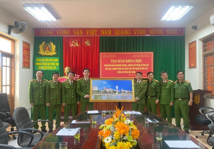 Đại diện lãnh đạo Khoa Cảnh sát phòng, chống tội phạm về ma túy trao tặng quà lưu niệm cho cán bộ, chiến sĩ Công an tỉnh Bắc Ninh