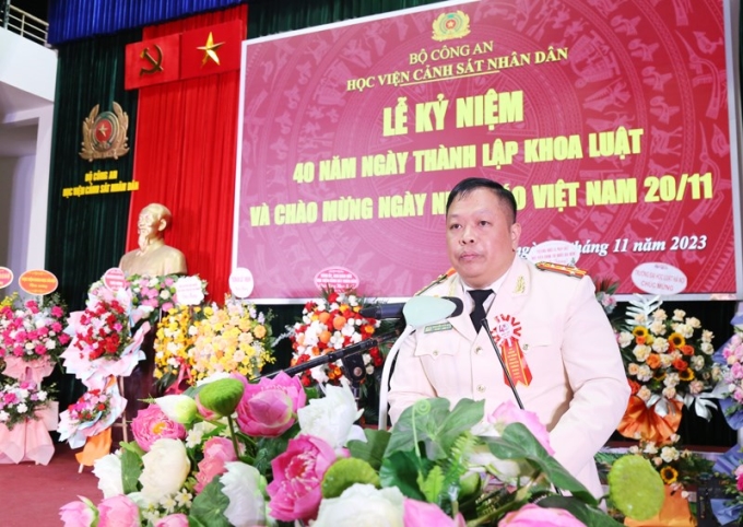 Đại tá, PGS.TS Nguyễn Đức Phúc - Trưởng Khoa Luật lên trình bày diễn văn lễ kỷ niệm