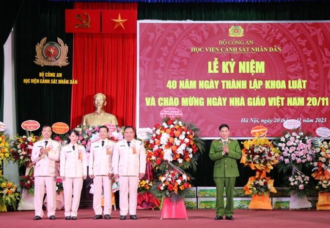Trung tướng, GS.TS Trần Minh Hưởng - Giám đốc Học viện tặng hoa chúc mừng Khoa Luật nhân kỷ niệm 40 năm Ngày truyền thống đơn vị