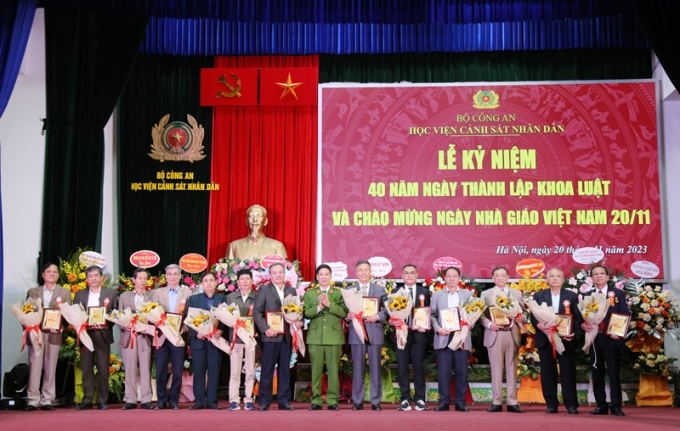 Trung tướng, GS.TS Trần Minh Hưởng - Giám đốc Học viện tặng kỷ niệm chương cho các đồng chí nguyên là Lãnh đạo Khoa Luật, các nhà giáo qua các thời kỳ