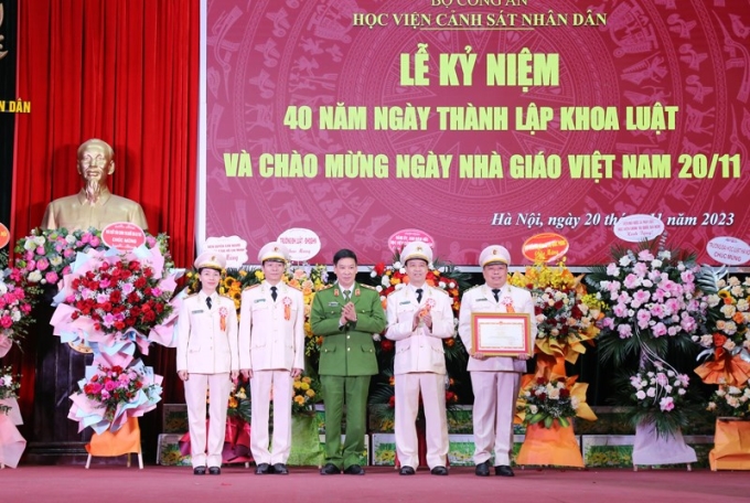 Trung tướng, GS.TS Trần Minh Hưởng - Giám đốc Học viện trao tặng Bằng khen của Bộ trưởng Bộ Công an cho tập thể, cán bộ, giảng viên Khoa Luật