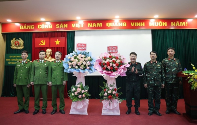 Đại tá Triệu Văn Minh tặng hoa chúc mừng tập thể lãnh đạo, giảng viên Khoa Cảnh sát vũ trang nhân Ngày Nhà giáo Việt Nam