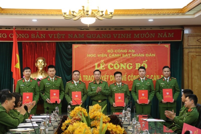 Đại tá, TS Nguyễn Đăng Sáu, Phó Giám đốc Học viện trao quyết định điều động công tác cho các cán bộ, giảng viên