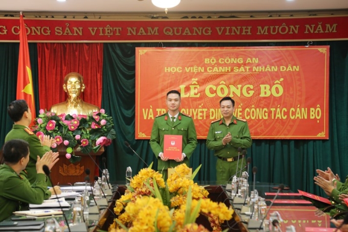 Đại tá, TS Nguyễn Đăng Sáu, Phó Giám đốc Học viện trao quyết định cho cán bộ được điều động về công tác tại Học viện CSND