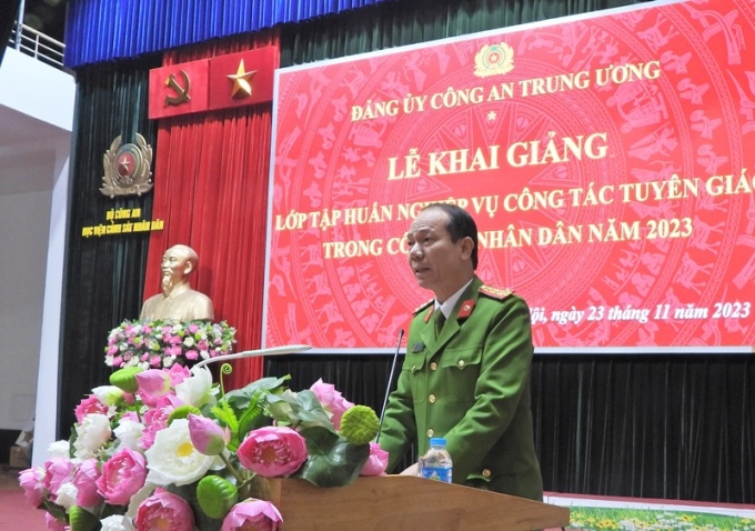 Đại tá, PGS.TS Trần Quang Huyên, Phó Giám đốc Học viện tuyên bố khai giảng lớp tập huấn