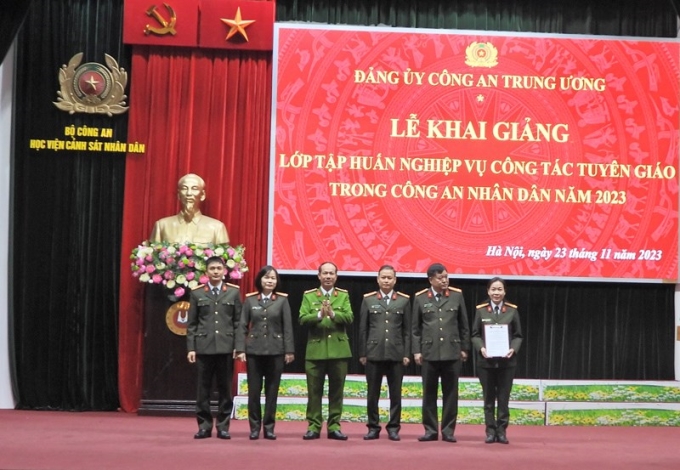 Đại tá, PGS.TS Trần Quang Huyên, Phó Giám đốc Học viện trao quyết định thành lập cho Ban cán sự lớp bồi dưỡng
