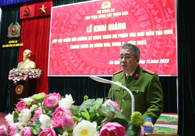 Thiếu tá Nguyễn Xuân Hữu, Phó Chánh Văn phòng Học viện công bố các quyết định thành lập lớp bồi dưỡng