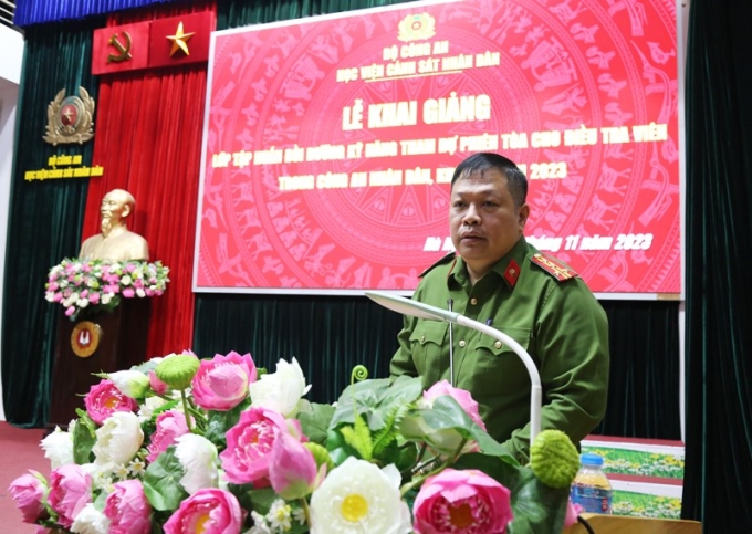 Đại tá, PGS.TS Nguyễn Đức Phúc, Trưởng khoa Luật tuyên bố khai giảng lớp tập huấn