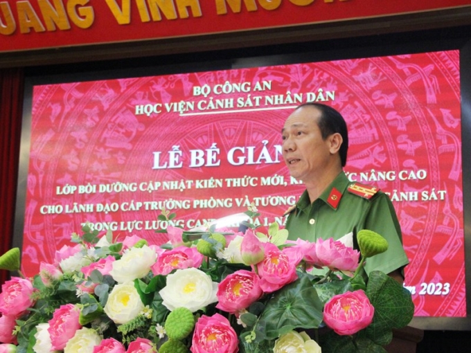 Đại tá, PGS. TS Trần Quang Huyên, Phó Giám đốc Học viện phát biểu tại Lễ bế giảng