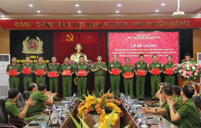 Trung tướng, GS. TS Trần Minh Hưởng, Giám đốc Học viện trao Chứng chỉ hoàn thành lớp bồi dưỡng cho các học viên