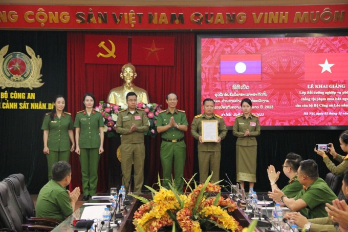 Đại tá, PGS. TS Trần Quang Huyên, Phó Giám đốc Học viện trao quyết định thành lập lớp cho Ban cán sự lớp học