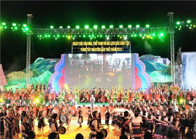 Lễ khai mạc diễn ra với sự tham gia của hàng nghìn diễn viên là các nghệ nhân, các ca sỹ nổi tiếng cùng đông đảo quần chúng nhân dân.