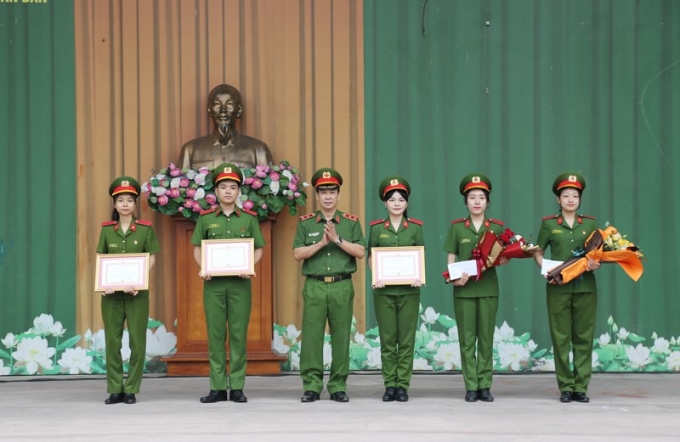 Đồng chí Trung tướng, GS.TS Trần Minh Hưởng - Giám đốc Học viện biểu dương và trao tặng Giấy khen cho các học viên đạt giải tại Lễ Chào cờ toàn Học viện vào ngày 06/11/2023