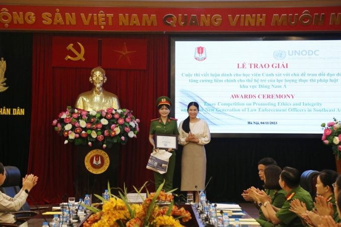 Bà Nguyễn Nguyệt Minh - Phụ trách Văn phòng UNODC Việt Nam trao giải cho học viên đạt giải Nhất