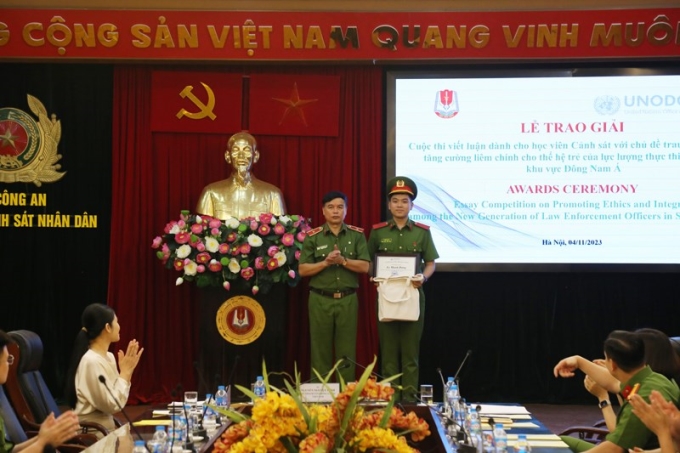Đồng chí Thiếu tướng, GS.TS Nguyễn Đắc Hoan - Phó Giám đốc Học viện trao giải cho học viên đạt giải Nhì