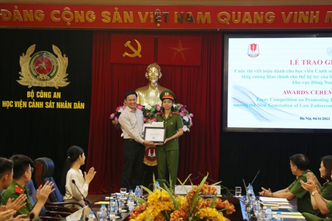 Đồng chí Trần Văn Long - Phó Vụ trưởng Vụ Pháp chế - Thanh tra Chính phủ trao giải cho học viên đạt giải Ba