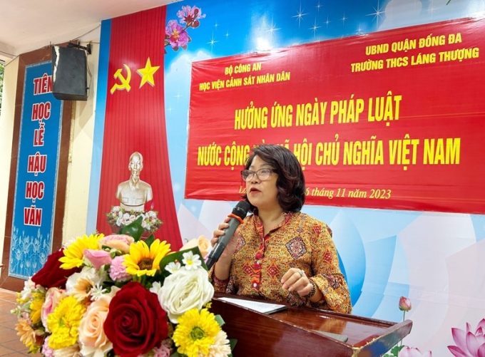 Bà Trịnh Đan Ly - Trưởng phòng Giáo dục và Đào tạo quận Đống Đa phát biểu tại buổi tuyên truyền pháp luật