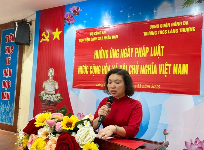 Bà Đặng Thị Hồng Hải – Hiệu trưởng Trường THCS Láng Thượng, quận Đống Đa, thành phố Hà Nội phát biểu tại buổi tuyên truyền pháp luật