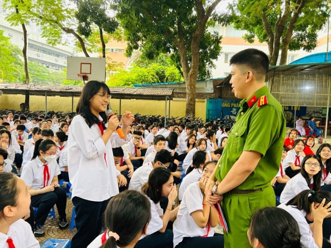 Học sinh trường THCS Láng Thượng trả lời câu hỏi từ Ban Tổ chức