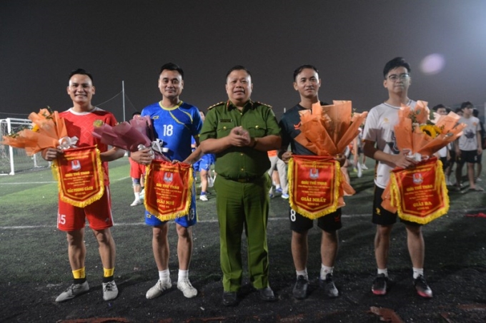 Đại tá, PGS.TS Nguyễn Đức Phúc, Trưởng Khoa Luật trao giải cho đại diện các đội đấu