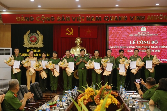 Thiếu tướng, GS. TS Nguyễn Đắc Hoan, Phó Giám đốc Học viện trao quyết định cho các nhà giáo thỉnh giảng, báo cáo viên