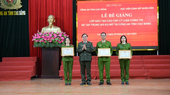 Đại tá Lương Văn Thiểm - Phó Giám đốc Công an tỉnh trao quyết định khen thưởng của Giám đốc Công an tỉnh với các tập thể, cá nhân