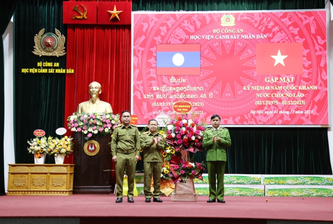 Thiếu tướng, GS.TS Nguyễn Đắc Hoan - Phó Giám đốc Học viện tặng hoa chúc mừng học viên Lào nhân dịp 48 năm ngày Quốc khánh nước CHDCND Lào