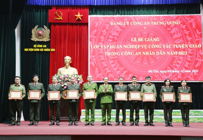 Đại tá, PGS.TS Trần Quang Huyên, Phó Giám đốc Học viện trao Giấy khen của Giám đốc Học viện CSND cho các cá nhân có thành tích xuất sắc