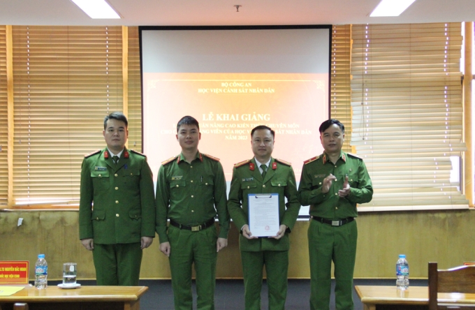 Thiếu tướng, GS. TS Nguyễn Đắc Hoan, Phó Giám đốc Học viện trao Quyết định thành lập lớp tập huấn cho Ban cán sự lớp