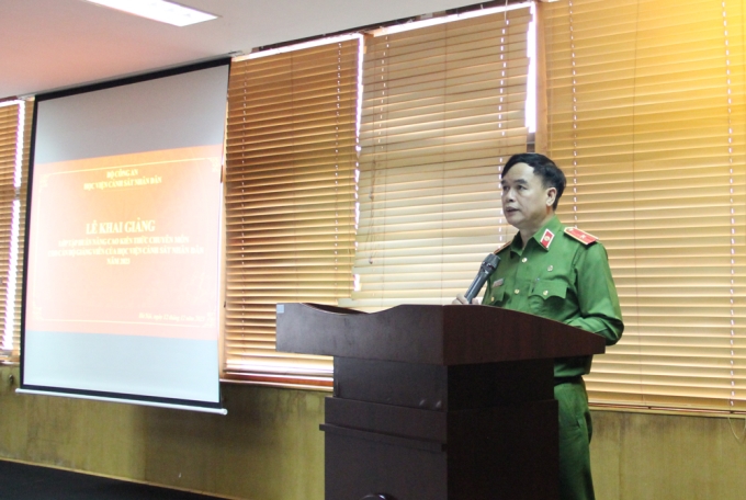 Thiếu tướng, GS. TS Nguyễn Đắc Hoan, Phó Giám đốc Học viện phát biểu tại lễ khai giảng lớp học